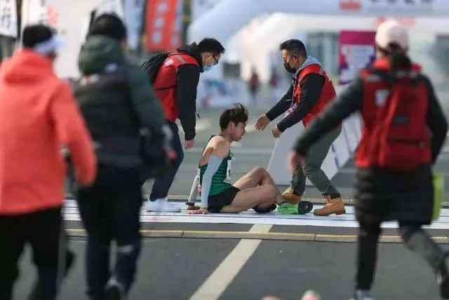 南京马拉松杨乐受伤_马拉松杨乐江苏_江苏马拉松运动员杨乐身高